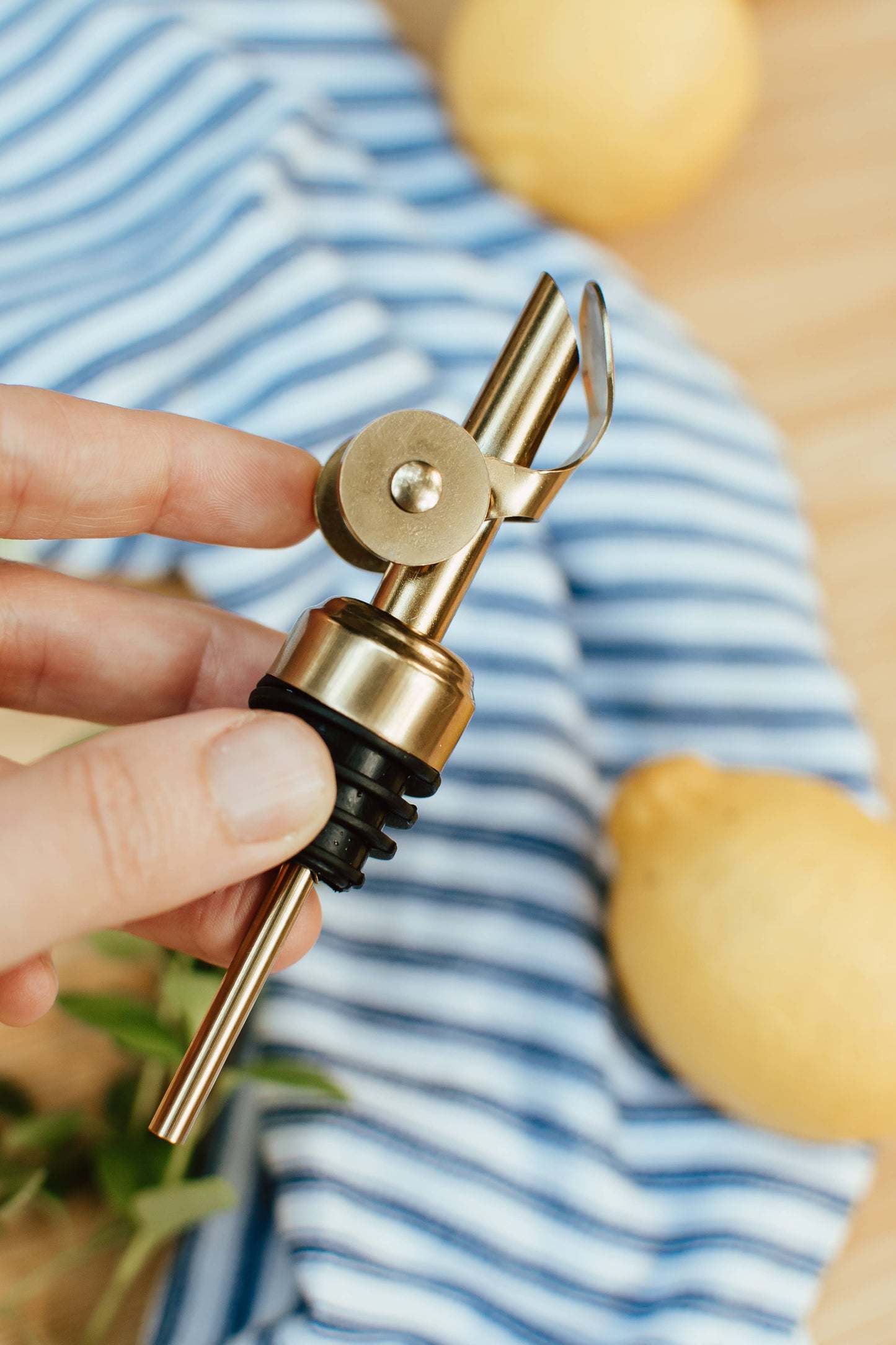 Self Closing Pour Spout - Automatic Leak-Proof Bottle Pourer for Oils & Liquor Zefiro